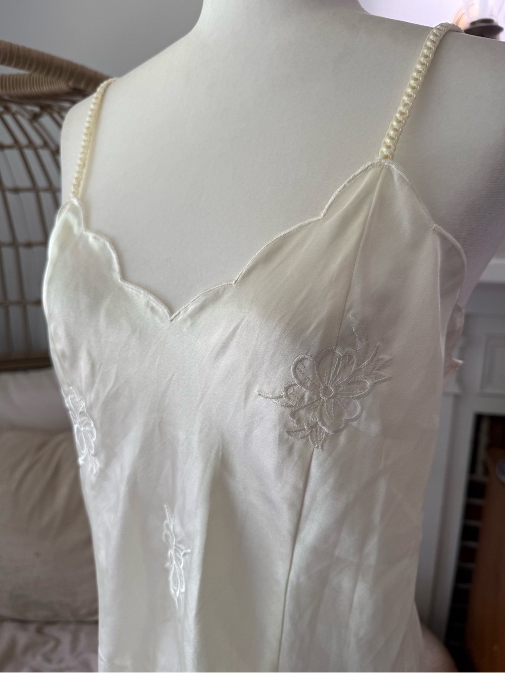Erika Taylor Intimates Ivory Satin Floral Slip Dress Nightgown Size M‎